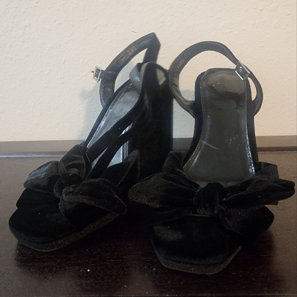 Black pump heels with a bow
